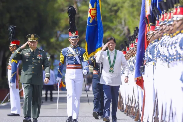 الرئيس الفلبيني فرديناند ماركوس خلال حفل تخرج في الأكاديمية العسكرية الفلبينية (صفحته على «فيسبوك»)