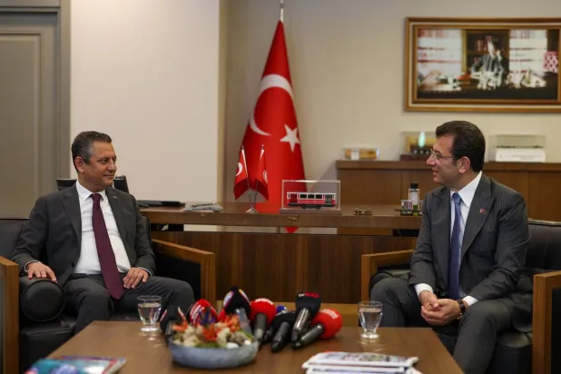 أوزيل خلال زيارته رئيس بلدية إسطنبول أكرم إمام أوغلو السبت (من حساب أوزيل على «إكس»)