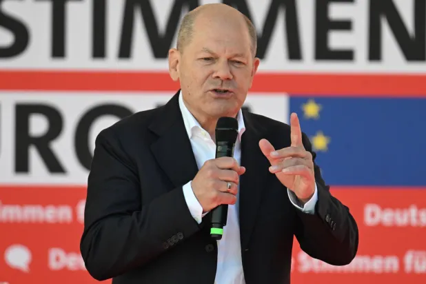 المستشار الألماني أولاف شولتس خلال فعالية انتخابية أقامها حزب «الاشتراكي الديمقراطي» في مدينة كارلسروه (د.ب.أ)