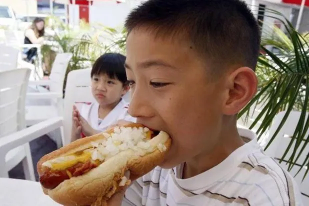 الأطفال الذين يتناولون كمية كبيرة من الأطعمة فائقة المعالجة أكثر عرضة لعدد من المشكلات الصحية (رويترز)