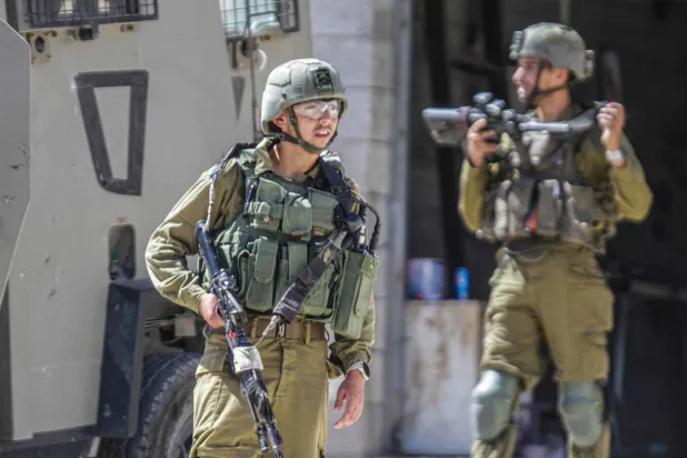 جنديان إسرائيليان في الضفة الغربية (د.ب.أ)