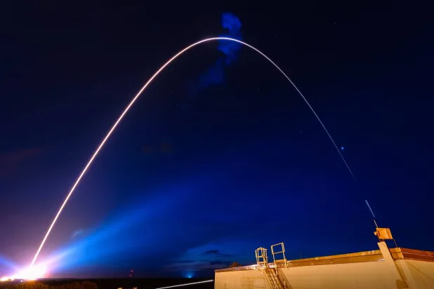 إطلاق الصاروخ الثقيل «دلتا 4» للمدار حول كوكب الأرض من قاعدة «كيب كانافيرال» (صفحة القوة الفضائية للجيش الأميركي عبر «فيسبوك»)