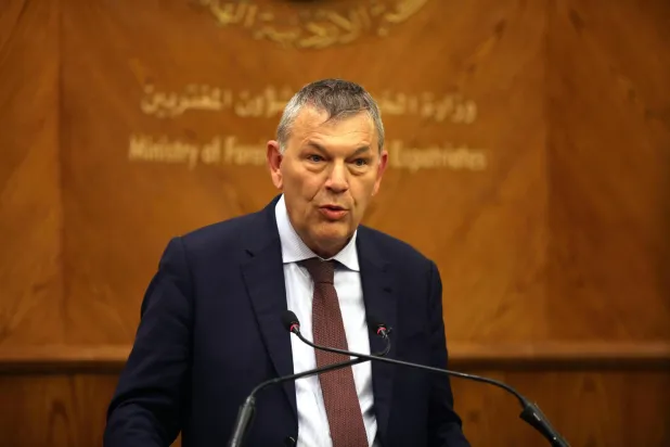 المفوض العام لوكالة «الأونروا» فيليب لازاريني خلال المؤتمر الصحافي المشترك مع وزير الخارجية الأردني أيمن الصفدي (إ.ب.أ)