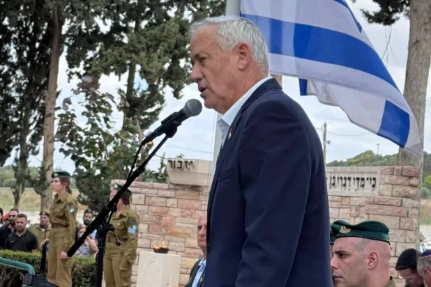 غانتس يتحدث الاثنين الماضي في مقر وزارة الدفاع بتل أبيب بمناسبة ذكرى ضحايا الحروب الإسرائيلية (مكتب غانتس)