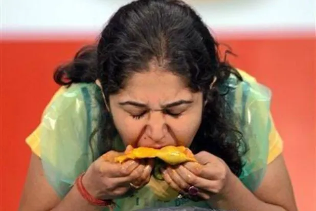 تشتت الانتباه أثناء تناول وجبة طعام قد يجعلك تشعر بعدم الرضا عما تتناوله (رويترز)