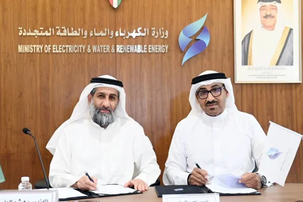 وكيل وزارة الكهرباء والماء الكويتي (بالتكليف) المهندس هيثم العلي والرئيس التنفيذي لهيئة الربط الخليجي المهندس أحمد الإبراهيم أثناء توقيع العقود (كونا)