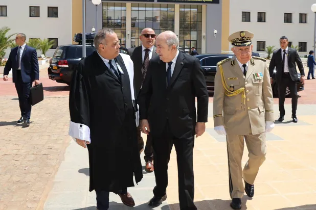 الرئيس تبون خلال زيارته القطب العلمي الجامعي (الرئاسة)