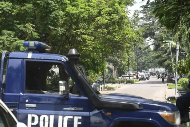 سيارات شرطة وآليات عسكرية تغلق أحد شوارع كينشاسا صباح الأحد (أ.ب)