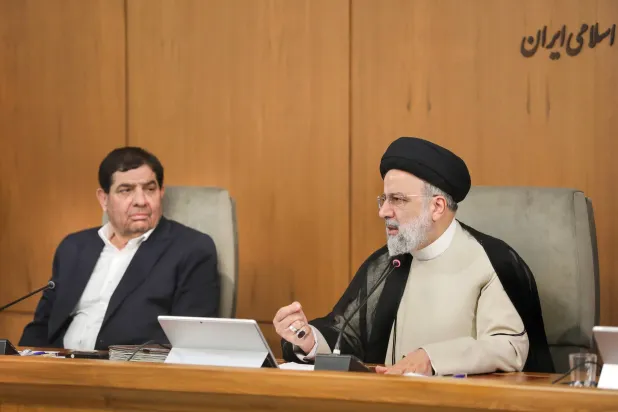 رئيسي ونائبه محمد مخبر خلال اجتماع للحكومة (الرئاسة الإيرانية)