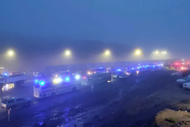 İran Cumhurbaşkanı İbrahim Reisi'yi taşıyan helikopterin düştüğü haberinin ardından bölgedeki kurtarma araçları (Reuters)