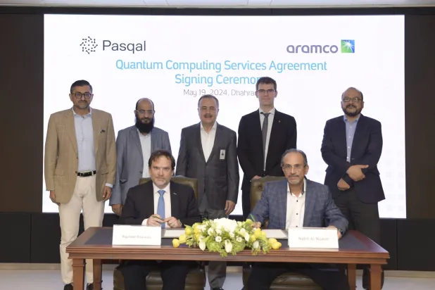 خلال توقيع الاتفاقية بين «أرامكو» و«باسكال» بحضور الرئيس التنفيذي لـ«أرامكو» أمين الناصر والرئيس التنفيذي في «باسكال» جورج أوليفييه ريموند (أرامكو)
