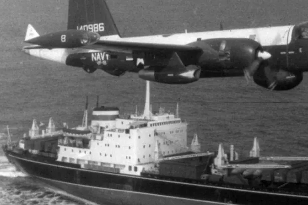 طائرة أميركية تحلق فوق سفينة سوفياتية خلال أزمة الصواريخ الكوبية (أرشيفية - بي بي سي)