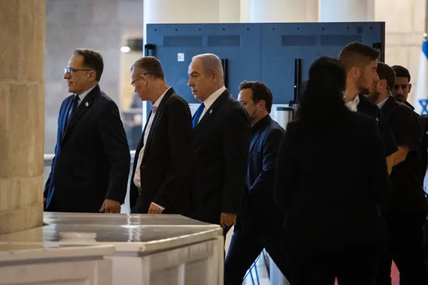 رئيس الوزراء الإسرائيلي بنيامين نتنياهو يصل لاجتماع حزب «الليكود» بعد طلب المدعي العام للجنائية الدولية إصدار مذكرة اعتقال بحقه ووزير دفاعه (أ.ف.ب)