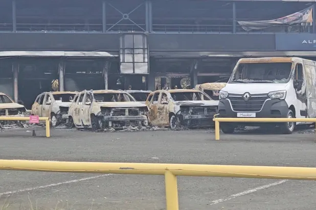 سيارات محترقة في صالة عرض وسط احتجاجات أثارها الغضب بين سكان الكاناك الأصليين بشأن تعديل دستوري تمت الموافقة عليه بفرنسا من شأنه أن يغير من يُسمح له بالمشاركة في الانتخابات (رويترز)