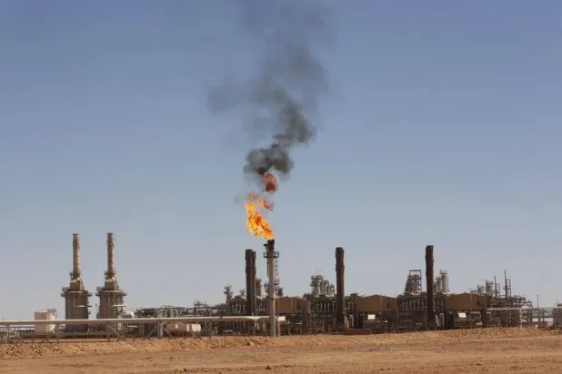 جانب من منشأة لمعالجة الغاز في الجزائر (رويترز)