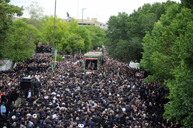 حشود غفيرة تحضر مراسم جنازة الرئيس الإيراني الراحل إبراهيم رئيسي في تبريز (رويترز)