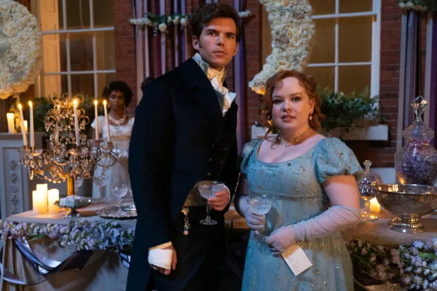 «بينيلوبي» و«كولن»... الشخصيتان المحوريّتان في الموسم الثالث من «بريدجرتون»... (نتفليكس)