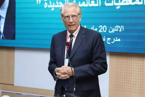 دومينيك دوفيلبان أثناء تقديمه محاضرة بالجزائر الاثنين (الإذاعة الجزائرية)