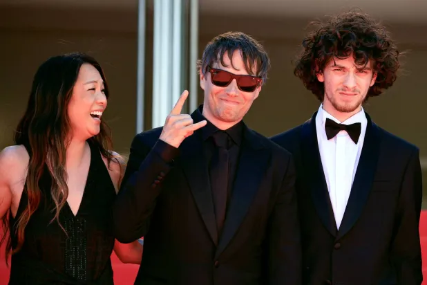 المنتجة سامانثا كوان والمنتج شون بيكر والممثل مارك إيدلشتاين لدى عرض فيلم «أنورا» في «كان» (أ.ف.ب)