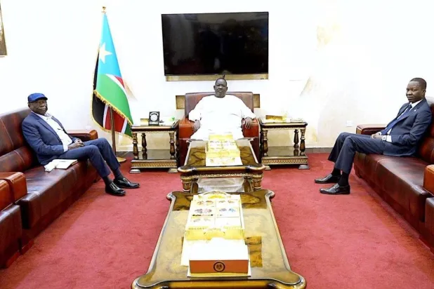 نائب قائد الجيش السوداني شمس الكباشي (يمين) وقائد «الحركة الشعبية» عبد العزيز الحلو (يسار) ويتوسطهما مستشار رئيس جنوب السودان (سونا)