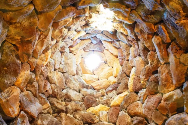 قمصان يوسف الثلاثة هي مرايا روحه المتلألئة في قاع البئر (أدوبي ستوك)