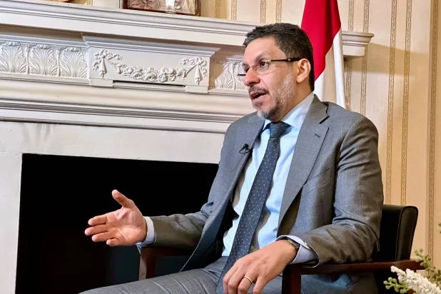 رئيس الوزراء اليمني متحدثا مع "الشرق الأوسط" بالسفارة اليمنية في لندن (تصوير: حسن باجبير)