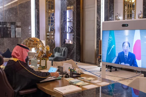جانب من الاتصال المرئي بين ولي العهد السعودي ورئيس وزراء اليابان (واس)