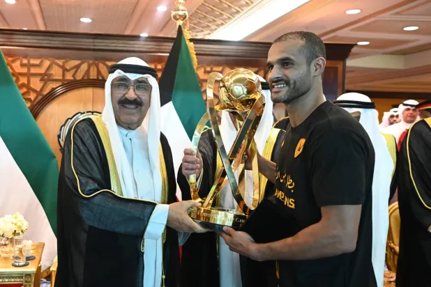 أمير الكويت الشيخ مشعل الأحمد خلال رعايته النهائي وتتويج القادسية بكأسه الذهبية (الاتحاد الكويتي)