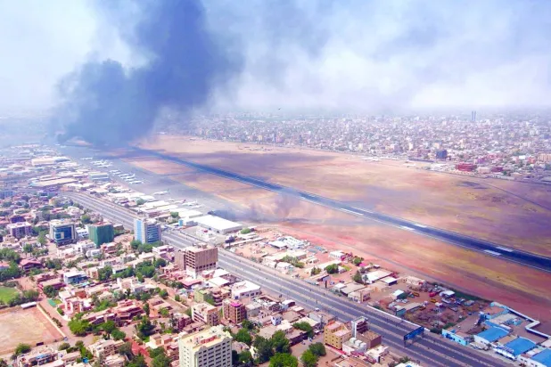 صورة أرشيفية تُظهر دخاناً يتصاعد فوق مدينة الخرطوم مع اشتباك الجيش السوداني و«قوات الدعم السريع» (رويترز)