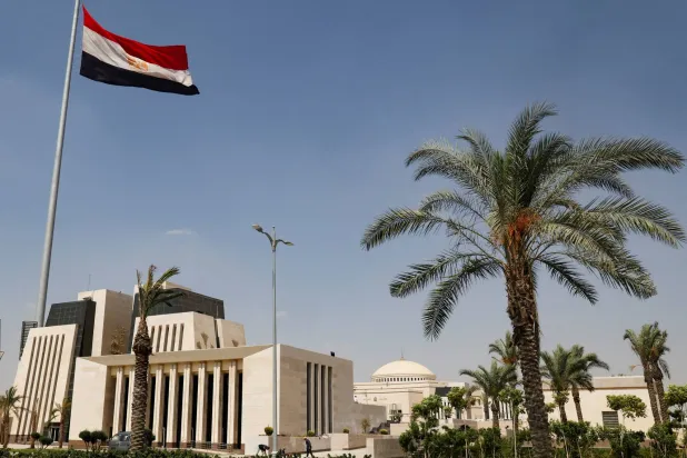 عمال مصريون أمام المقر الجديد لمجلس النواب المصري في العاصمة الإدارية الجديدة شرق القاهرة مصر (رويترز)