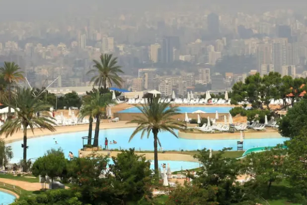 يمثّل توجّه لبنان نحو الشمولية المالية الرقمية من خلال اعتماد المحافظ الإلكترونية تحولاً محورياً في نهج البلاد  (رويترز)