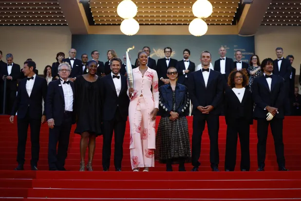 رفْع الشعلة هي خطوة رمزية قبل انطلاق الألعاب البارالمبية في باريس (رويترز)