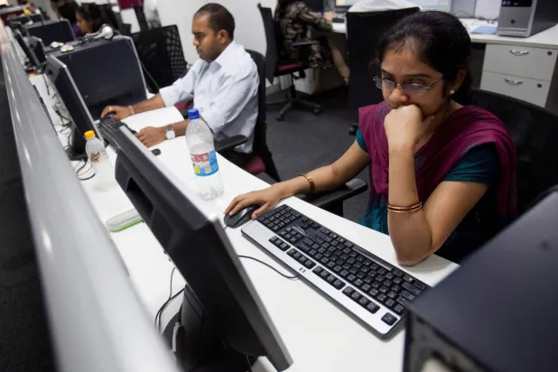 هل من الممكن أن تؤدي الفضفضة في مكان العمل إلى ضرر أكبر أم نفع أكبر؟ (رويترز)