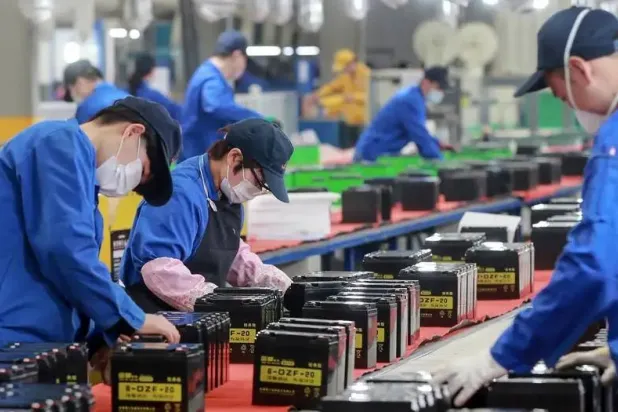 عمال في أحد مصانع البطاريات شرق الصين (أ.ف.ب)