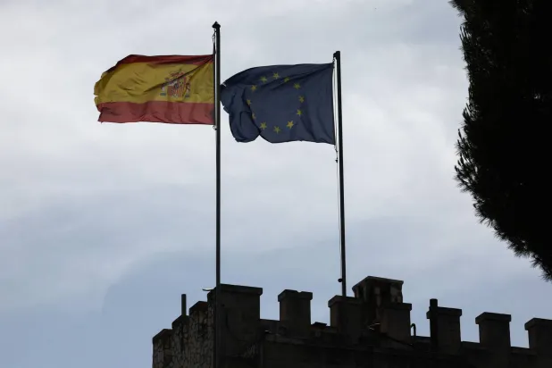 علما إسبانيا والاتحاد الأوروبي فوق قنصلية إسبانيا بضاحية الشيخ جراح في القدس الشرقية اليوم الأربعاء (أ.ف.ب)