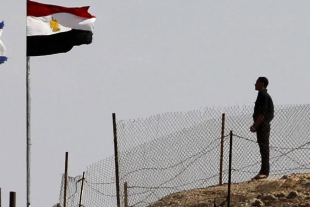 جندي مصري يقف على معبر طابا بين مصر وإسرائيل (أ.ف.ب)