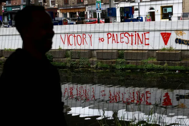 كتابات على جدران في دبلن تقول «النصر لفلسطين» بعد أن أعلنت آيرلندا الأربعاء أنها ستعترف بالدولة الفلسطينية (رويترز)