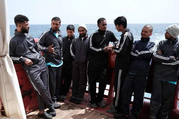 مهاجرون على متن سفينة الإنقاذ «أوشن فايكينغ» بعد إنقاذهم من موت محقق (أ.ف.ب)