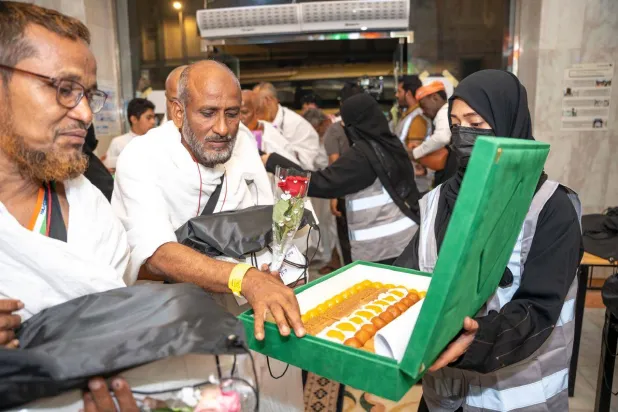 حفاوة وترحيب بالحجاج القادمين من الهند لدى وصولهم مقر سكنهم في مكة (الشرق الأوسط)