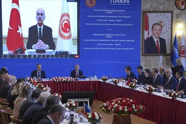 وزير الخارجية التركي هاكان فيدان (يسار) وإلى جانبه رئيس لجنة الدفاع بالبرلمان التركي خلوصي أكار خلال اجتماع في أنقرة لرؤساء لجان الدفاع بالجمعية البرلمانية لجمهوريات العالم التركي (الخارجية التركية)