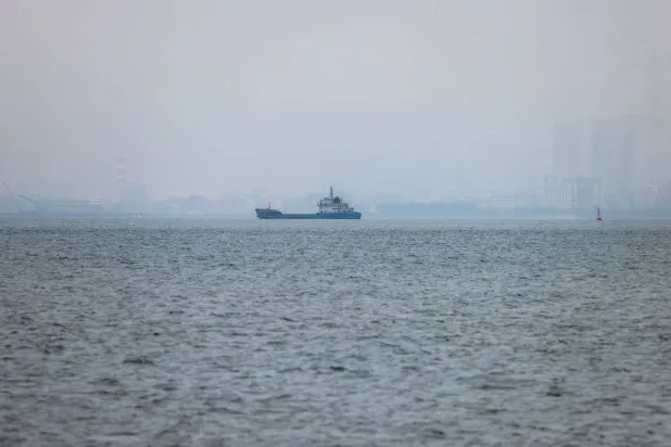 سفينة تبحر قبالة سواحل كينمن في تايوان قبل مدينة شيامن الصينية (أ.ف.ب)