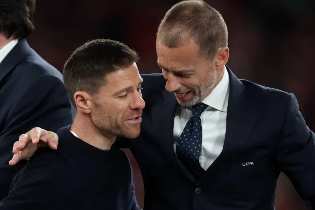 تسيفرين يواسي ألونسو عقب الخسارة (رويترز)