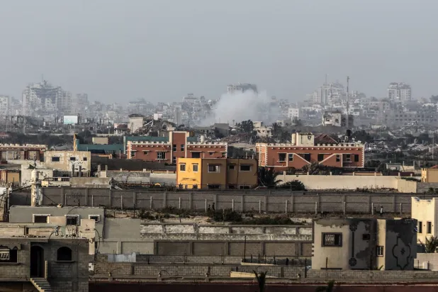 دخان يتصاعد بعد غارة جوية إسرائيلية على مدينة غزة (د.ب.أ)