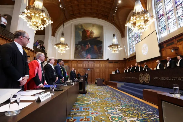 تطلب جنوب أفريقيا من المحكمة أن تأمر بوقف الهجوم الإسرائيلي على غزة وسحب قواتها من كل القطاع (رويترز)