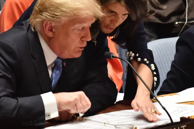 الرئيس الأميركي السابق دونالد ترمب يتداول مع المندوبة الأميركية السابقة لدى الأمم المتحدة نيكي هايلي خلال جلسة لمجلس الأمن في سبتمبر 2018 (أ.ف.ب)