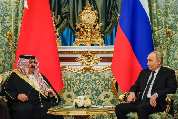 وجه العاهل البحريني الملك حمد بن عيسى آل خليفة دعوة إلى الرئيس الروسي فلاديمير بوتين لحضور مؤتمر للسلام في الشرق الأوسط تستضيفه البحرين (أ.ف.ب)