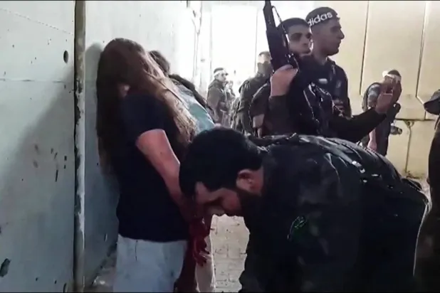 لقطات مصورة تظهر مسلحين من «حماس» وهم يقتادون مجندات إسرائيليات للأسر (أ.ف.ب)