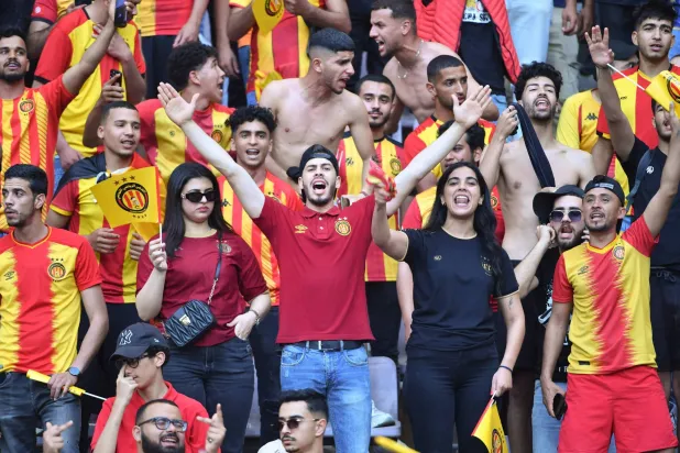 جماهير الترجي التونسي تواصل زحفها إلى القاهرة لمؤازرة فريقها في النهائي الأفريقي (أ.ف.ب)