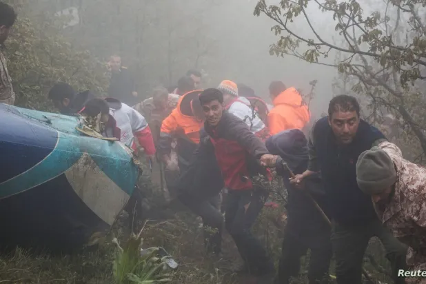 İran Cumhurbaşkanı İbrahim Reisi'nin helikopter kazasının olduğu yerde kurtarma ekipleri (Reuters)