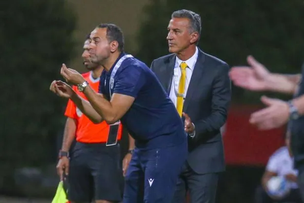 شاموسكا مدرب فريق التعاون خلال اللقاء (تصوير: سعد الدوسري) 